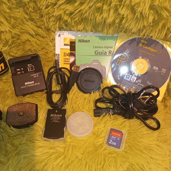 Nikon D40X SLR Digital Camera with Lens, Speedlight, SD card, Strap and Bag - Picture 12 of 12